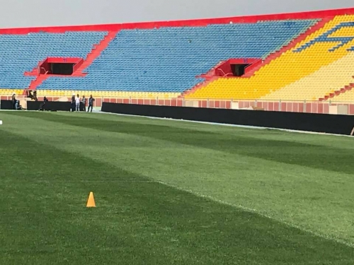 بالصور.. نصب شاشات ألكترونية بملعب الشعب الدولي