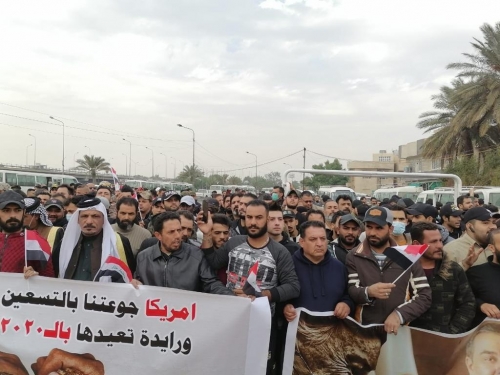 تظاهرات حاشدة امام مبنى وزارة المالية في بغداد تنديداً بخفض قيمة الدينار.. صور