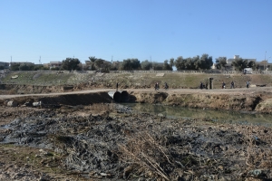 بالصور.. إنشاء معبر خدمي بديل عن جسر على نهر الخوصر بالساحل الايسر