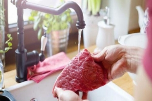 لهذه الأسباب لا بد من غسل اللحوم قبل طبخها؟ 