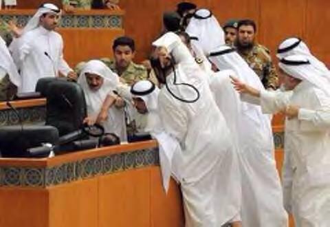 بالصورة..اعتداء على نائب كويتي لمطالبته بضرب السعودية