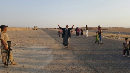 الجيش يستقبل 200 عائلة نازحة من الشرقاط