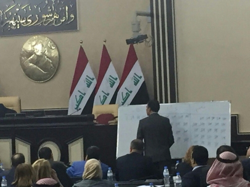 البرلمان يصوت بالاغلبية على سحب الثقة من وزير الدفاع