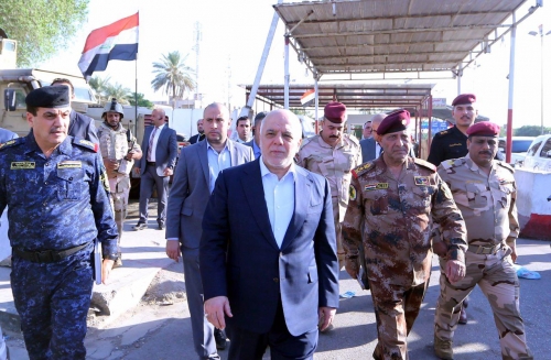 العبادي يتفقد نقاط تفتيش ويؤكد على بذل أقصى الجهود لحماية المواطنين
