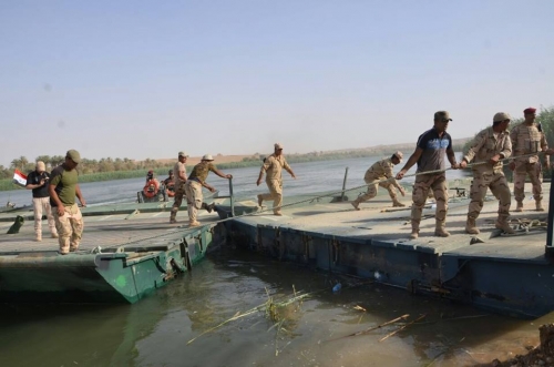 بالصور.. نصب جسر عائم لدعم الإمدادات في جزيرة البغدادي وإجلاء النازحين
