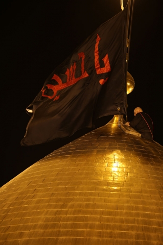 بالصور.. إستبدال رايتي قبتي الإمامين الحسين وأخيه العباس [ع] 