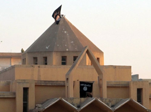 داعش تنزل راياتها في الموصل خوفاً من القصف الجوي