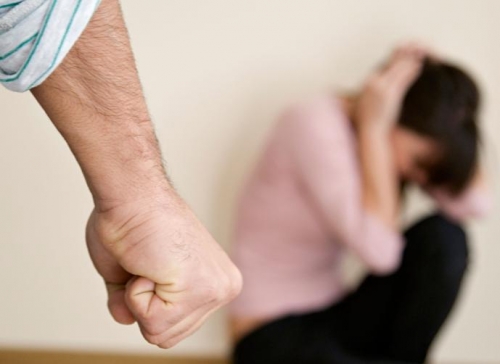 تسجيل مئات الشكاوى لتعنيف المرأة و9 أسباب للظاهرة