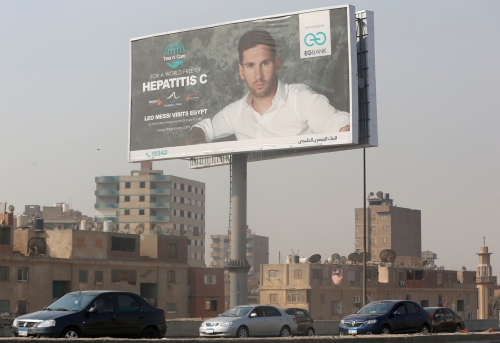 القاهرة تتزين بصور ميسي قبل وصوله