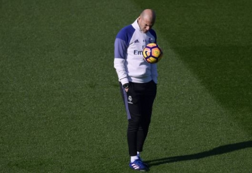 زيدان يكشف عن قائمة ريال مدريد لمواجهة لاس بالماس