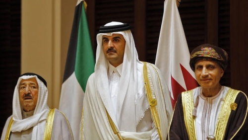 الكويت وعُمان يتحركان خليجياً لتهدئة الأزمة مع قطر
