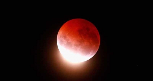 اليوم.. العالم يترقب أطول خسوف للقمر في قرن 21